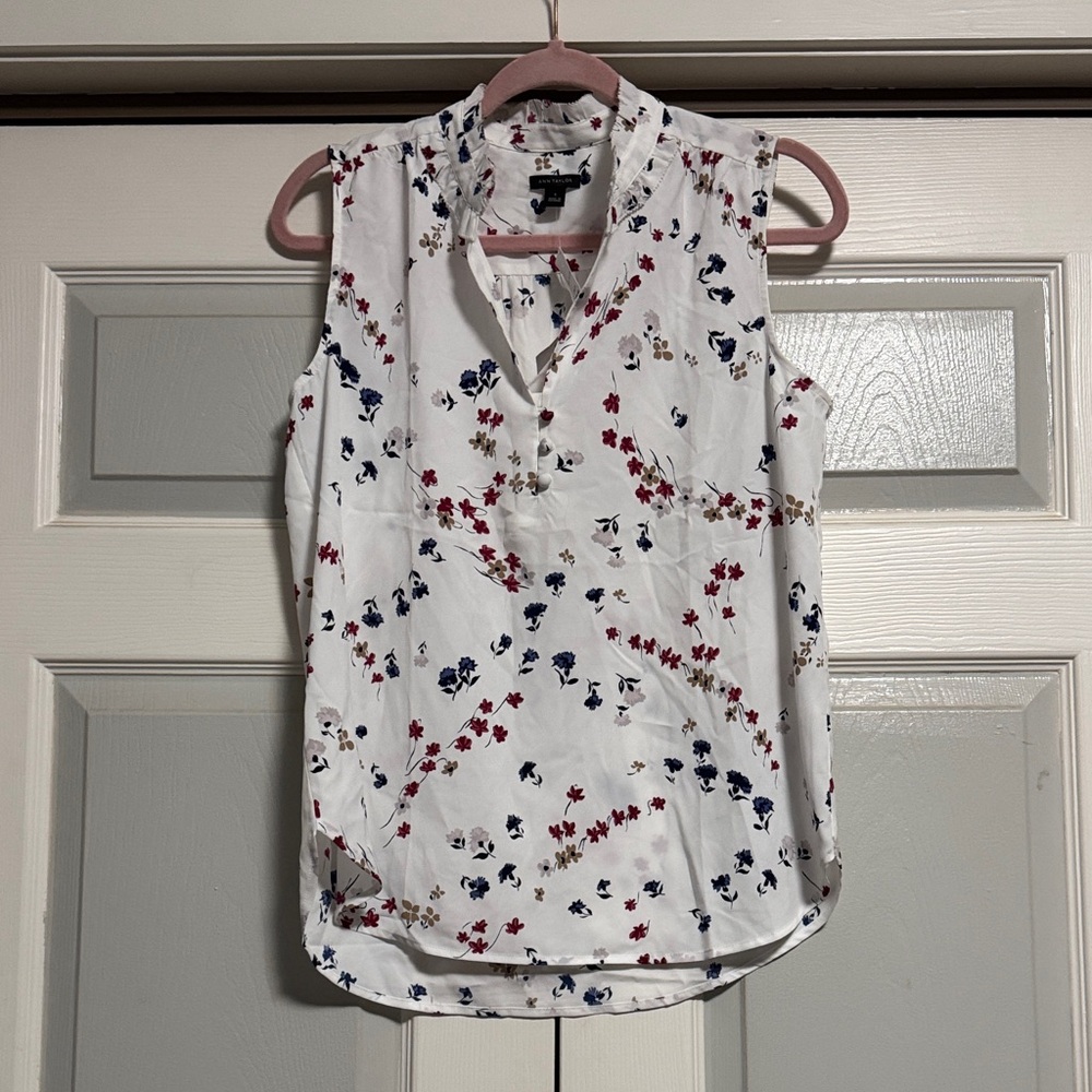 Ann Taylor NWT size small Sleeveless White Floral V-Neck Top